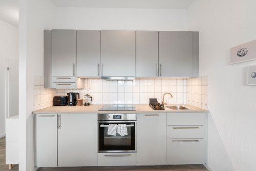 Serviced Apartment with Balcony & Separate Bedroom – Walking Distance to Duisburg Hbf