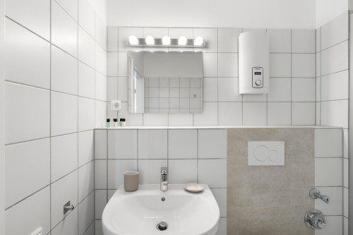 Serviced Apartment with Balcony & Separate Bedroom – Walking Distance to Duisburg Hbf