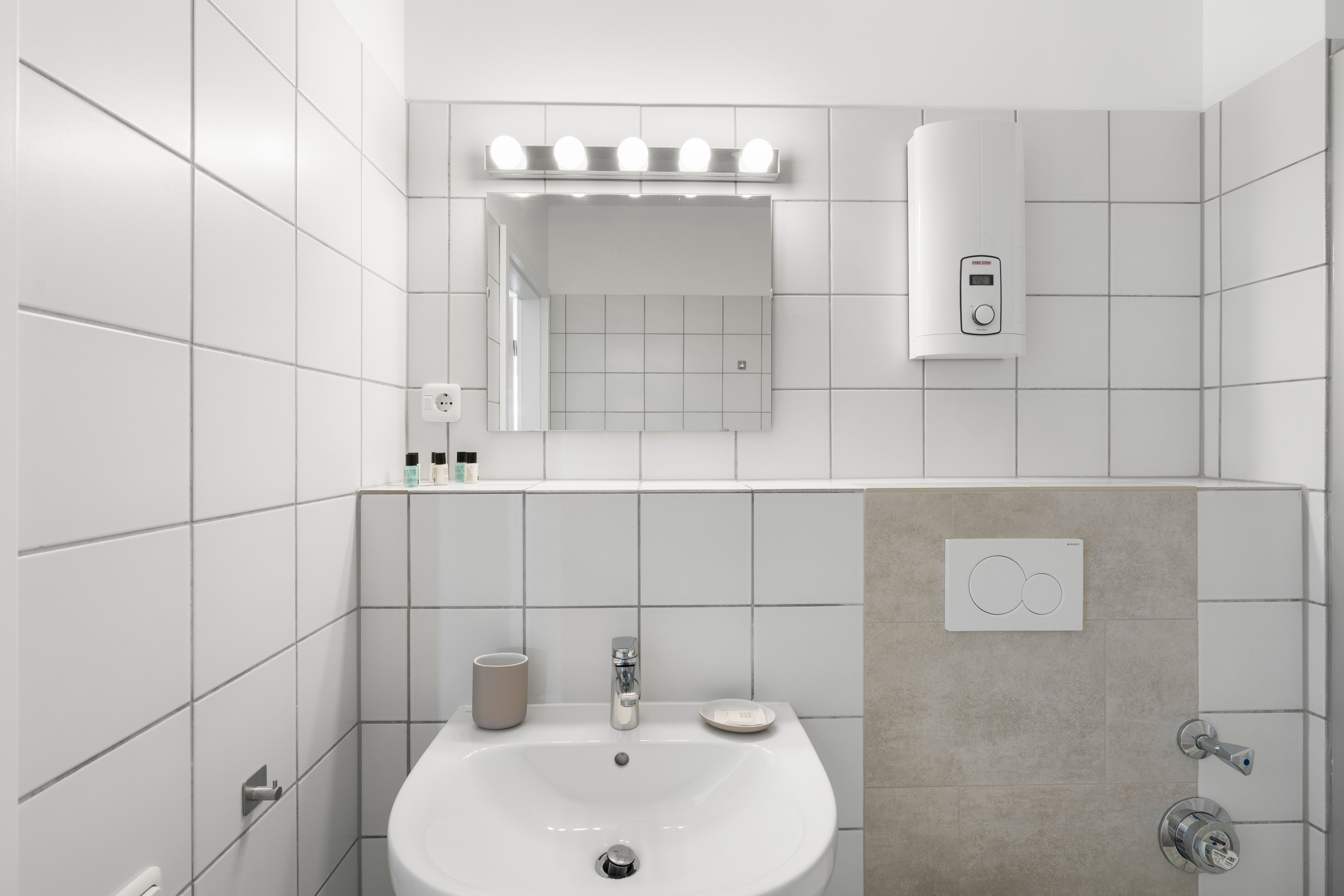  Serviced Apartment With Balcony & Separate Bedroom – Walking Distance To Duisburg Hbf  -  Serviced Apartment with Balcony & Separate Bedroom – Walking Distance to Duisburg Hbf  - Gallery -  1