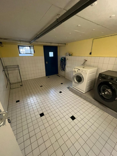 Lovely, modern apartment near school