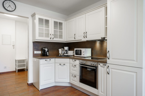 Bright, modernised studio with a private terrace in a quiet neighborhood of Laatzen. Ideal for extended stays for project work
