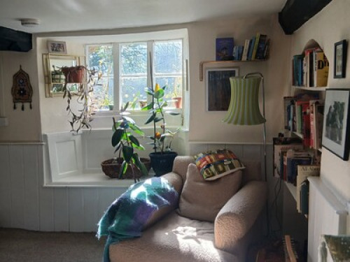 Colourful Glastonbury Cottage 