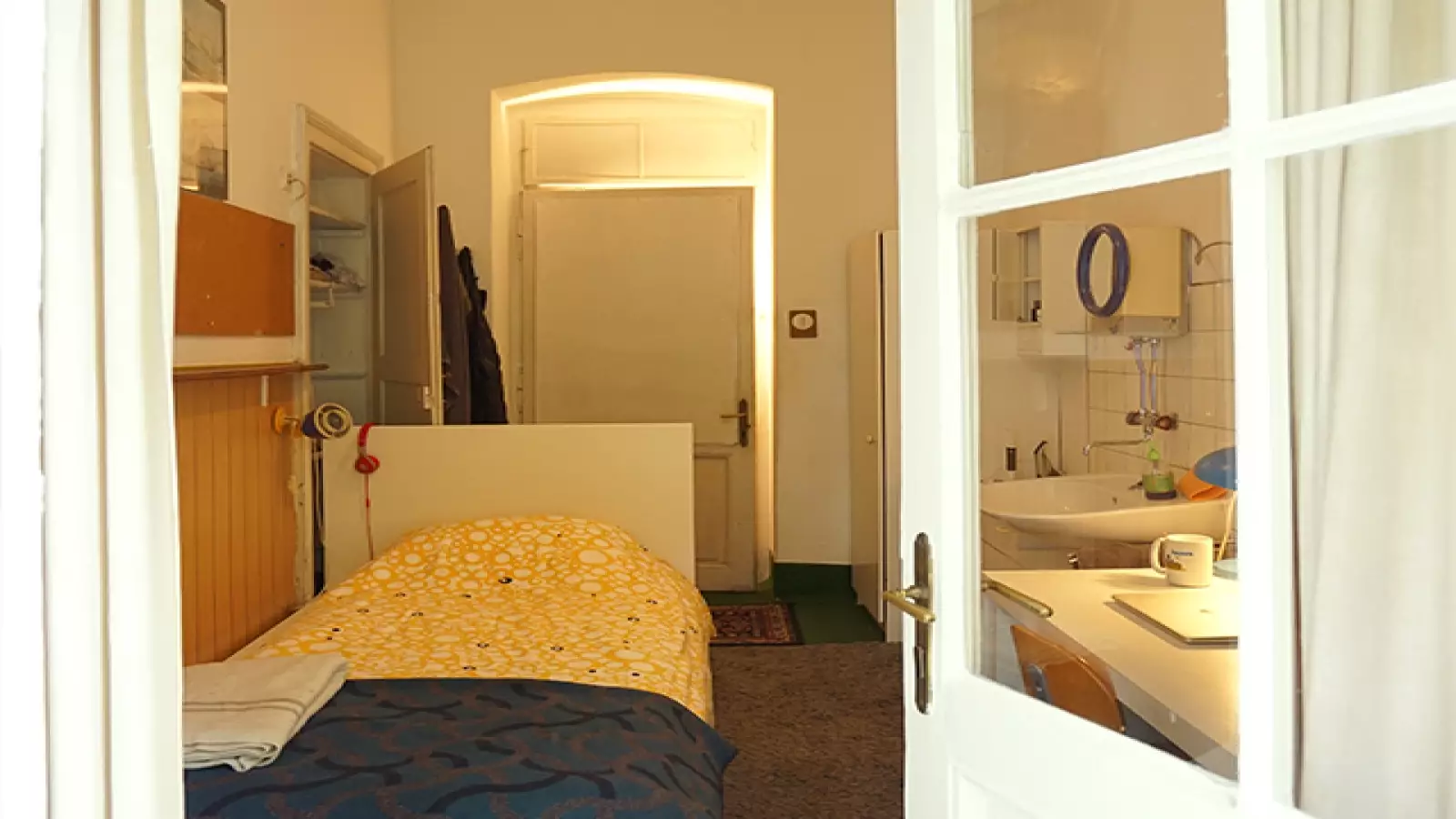 Room in a shared 5-bedroom apartment for rent in Jakomini.