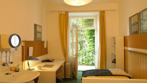 Room in a shared 5-bedroom apartment for rent in Jakomini.
