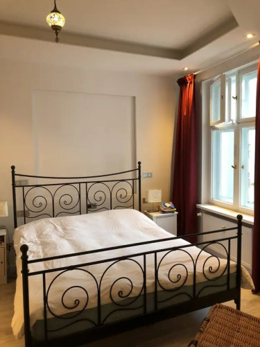 Wunderschön möblierte Wohnung/ Beautifully furnished apartment with A/C (1 Jahr, +Option 3 Jahre)