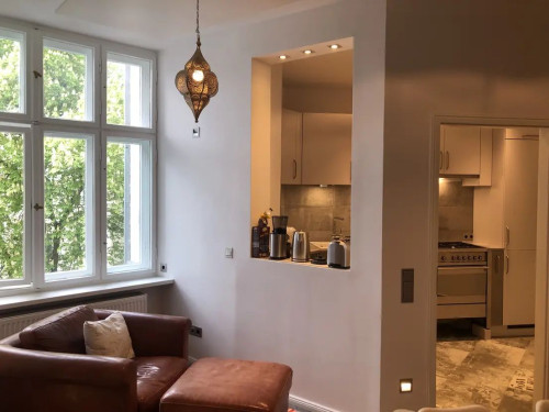 Wunderschön möblierte Wohnung/ Beautifully furnished apartment with A/C (1 Jahr, +Option 3 Jahre)