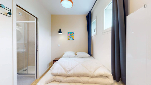 Neat single ensuite bedroom near Paris Nanterre University