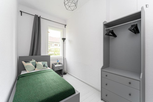 Lovely single bedroom in Britz