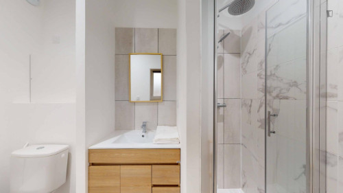 Inviting double ensuite bedroom near Le Rocher d'Enfer  - Gallery -  5