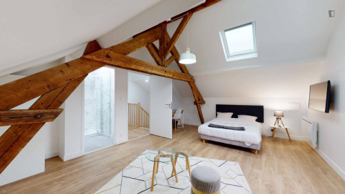 Bright double ensuite bedroom near Le Rocher d'Enfer