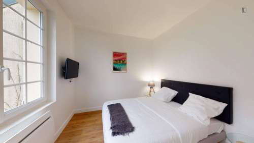 Comfy double ensuite bedroom near Le Rocher d'Enfer