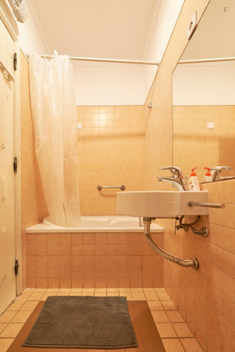 Pleasant twin bedroom in Benfica