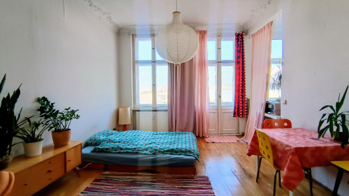 Sun-Filled Studio Apartment in the Heart of Neukölln – 3 Min to Station