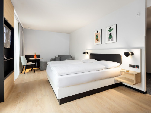 Spacious Studio XL with a kitchenette and seating area in Bielefeld