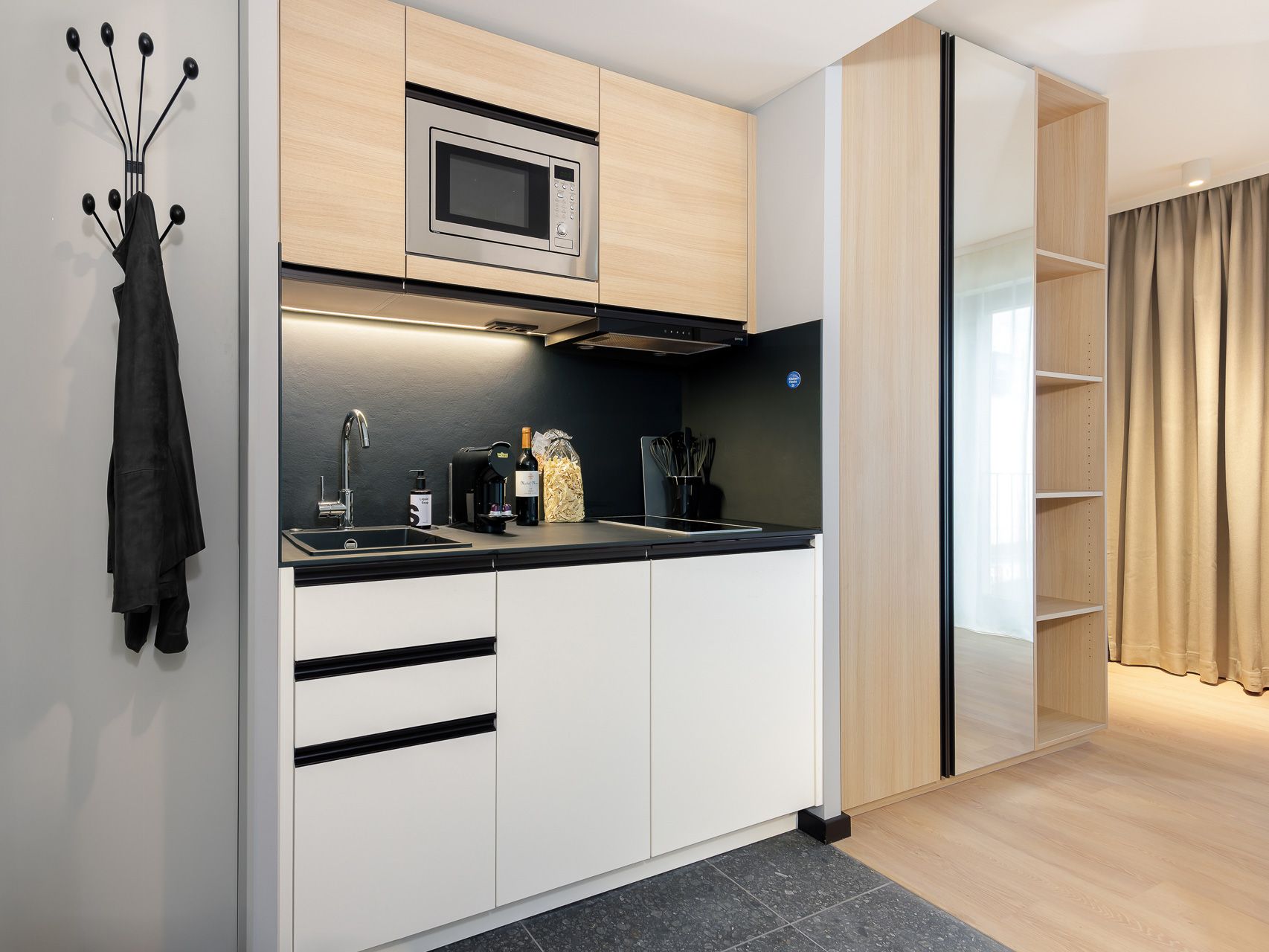 Spacious Studio XL With A Kitchenette And Seating Area In Bielefeld - 3