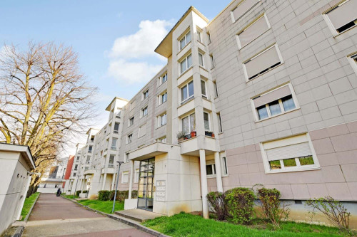 Move into this elegant 10 m² room for rent in coliving at KremlinBicêtre