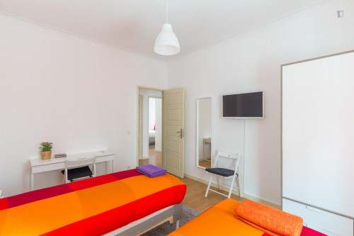 Cosy twin bedroom in a 5-bedroom apartment, in the Matosinhos neighbourhood