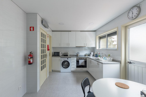 Cosy twin bedroom in a 5-bedroom apartment, in the Matosinhos neighbourhood - Gallery - 16
