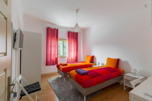 Cosy twin bedroom in a 5-bedroom apartment, in the Matosinhos neighbourhood
