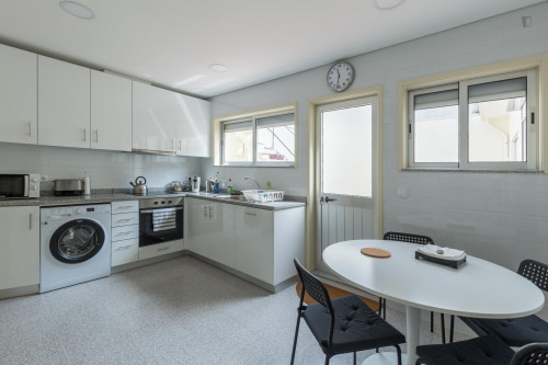 Cosy twin bedroom in a 5-bedroom apartment, in the Matosinhos neighbourhood