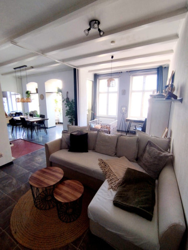 Spacious and Cozy Apartment in a Convenient Location (Temporary Rental)