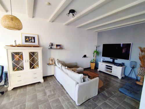 Spacious and Cozy Apartment in a Convenient Location (Temporary Rental)