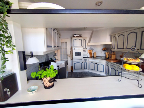 Spacious and Cozy Apartment in a Convenient Location (Temporary Rental)