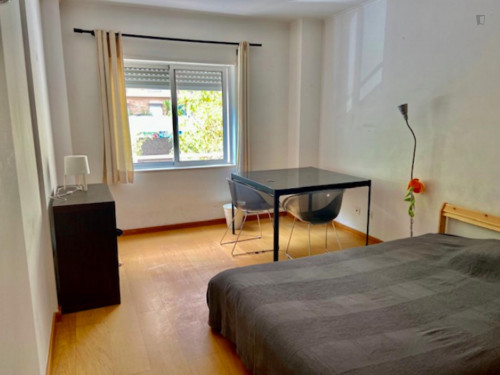 Double bedroom in a 4-bedroom apartment near Parque das Quintas das Conchas e dos Lilases