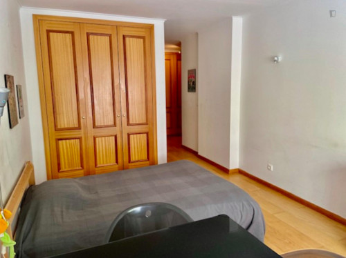 Double bedroom in a 4-bedroom apartment near Parque das Quintas das Conchas e dos Lilases