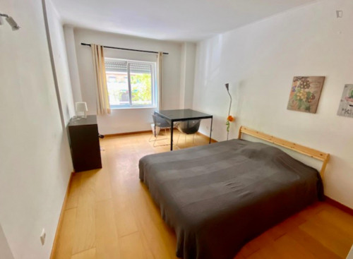 Double bedroom in a 4-bedroom apartment near Parque das Quintas das Conchas e dos Lilases
