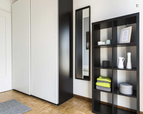 Large Cozy double bedroom in a 6 bedroom apartment in Milan