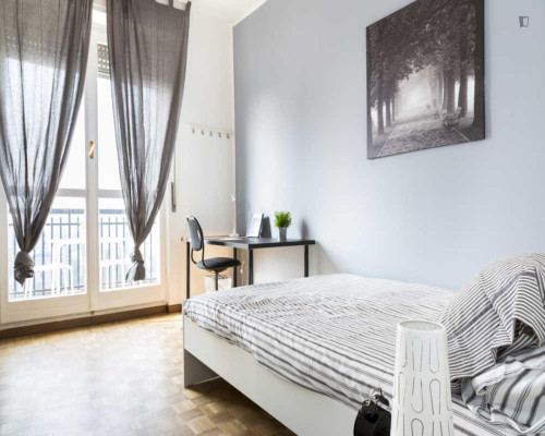 Large Cozy double bedroom in a 6 bedroom apartment in Milan