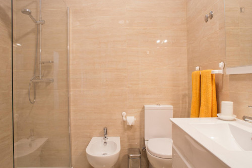 Excellent twin bedroom in a 5-bedroom flat, in Matosinhos - Gallery - 14