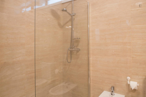 Excellent twin bedroom in a 5-bedroom flat, in Matosinhos - Gallery - 12