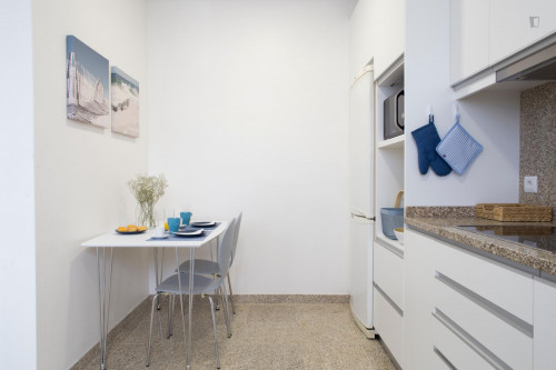 Excellent twin bedroom in a 5-bedroom flat, in Matosinhos - Gallery - 17