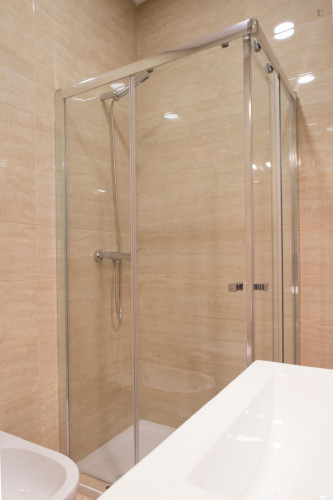 Excellent twin bedroom in a 5-bedroom flat, in Matosinhos - Gallery - 11