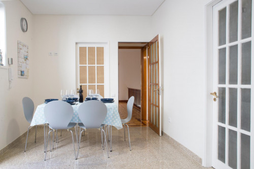 Excellent twin bedroom in a 5-bedroom flat, in Matosinhos - Gallery - 16