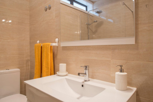 Excellent twin bedroom in a 5-bedroom flat, in Matosinhos