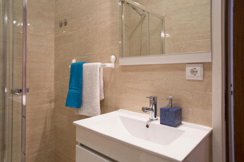Excellent twin bedroom in a 5-bedroom flat, in Matosinhos - Gallery - 10