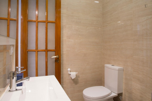 Excellent twin bedroom in a 5-bedroom flat, in Matosinhos - Gallery - 9