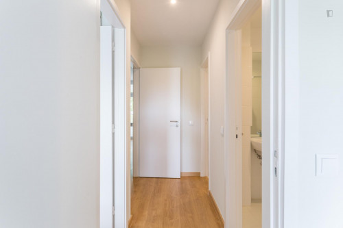 Bright and spacious double bedroom near Universidade Portucalense Infante Dom Henrique