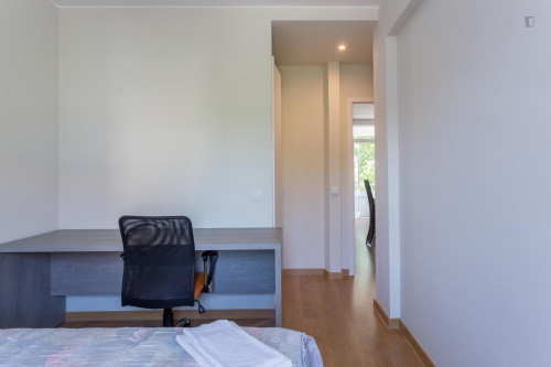 Bright and spacious double bedroom near Universidade Portucalense Infante Dom Henrique - Gallery - 17