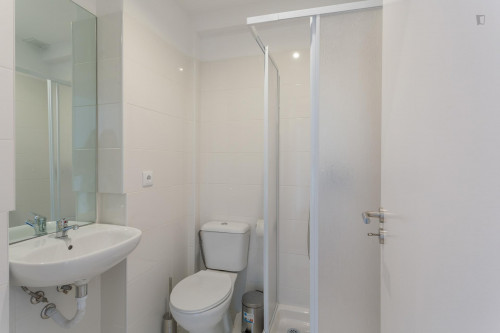 Bright and spacious double bedroom near Universidade Portucalense Infante Dom Henrique - Gallery - 5