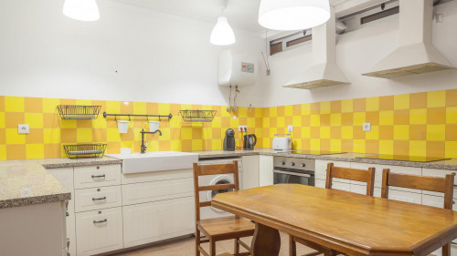 Single ensuite bedroom in nice 6-bedroom house in Paranhos