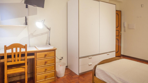 Single ensuite bedroom in grand 6-bedroom house in Paranhos - Gallery - 19