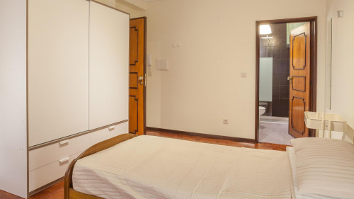 Single ensuite bedroom in grand 6-bedroom house in Paranhos - Gallery - 20