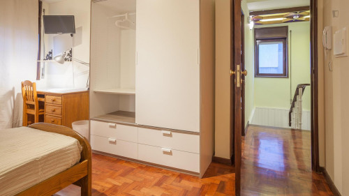 Single ensuite bedroom in grand 6-bedroom house in Paranhos - Gallery - 21