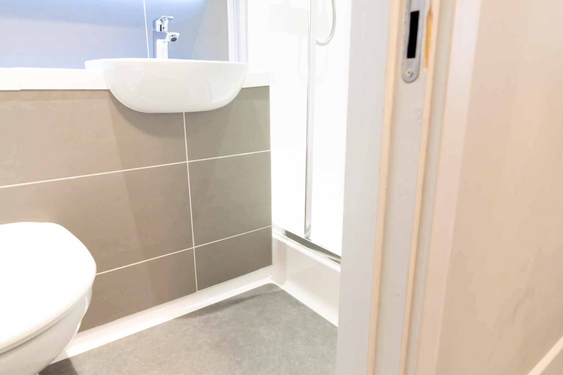 Classic Ensuite - The Vantage - Gallery - 2