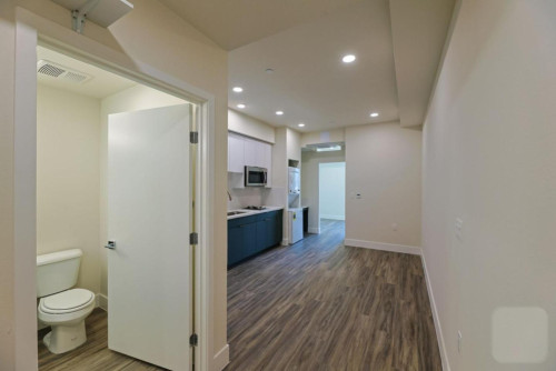 Stylish Apartment with Rooftop Views & Modern Amenities in LA”