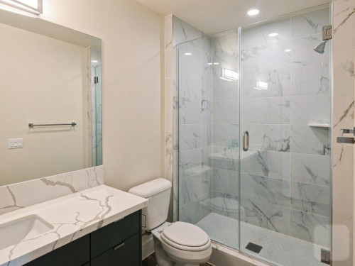 Stylish Apartment with Rooftop Views & Modern Amenities in LA”